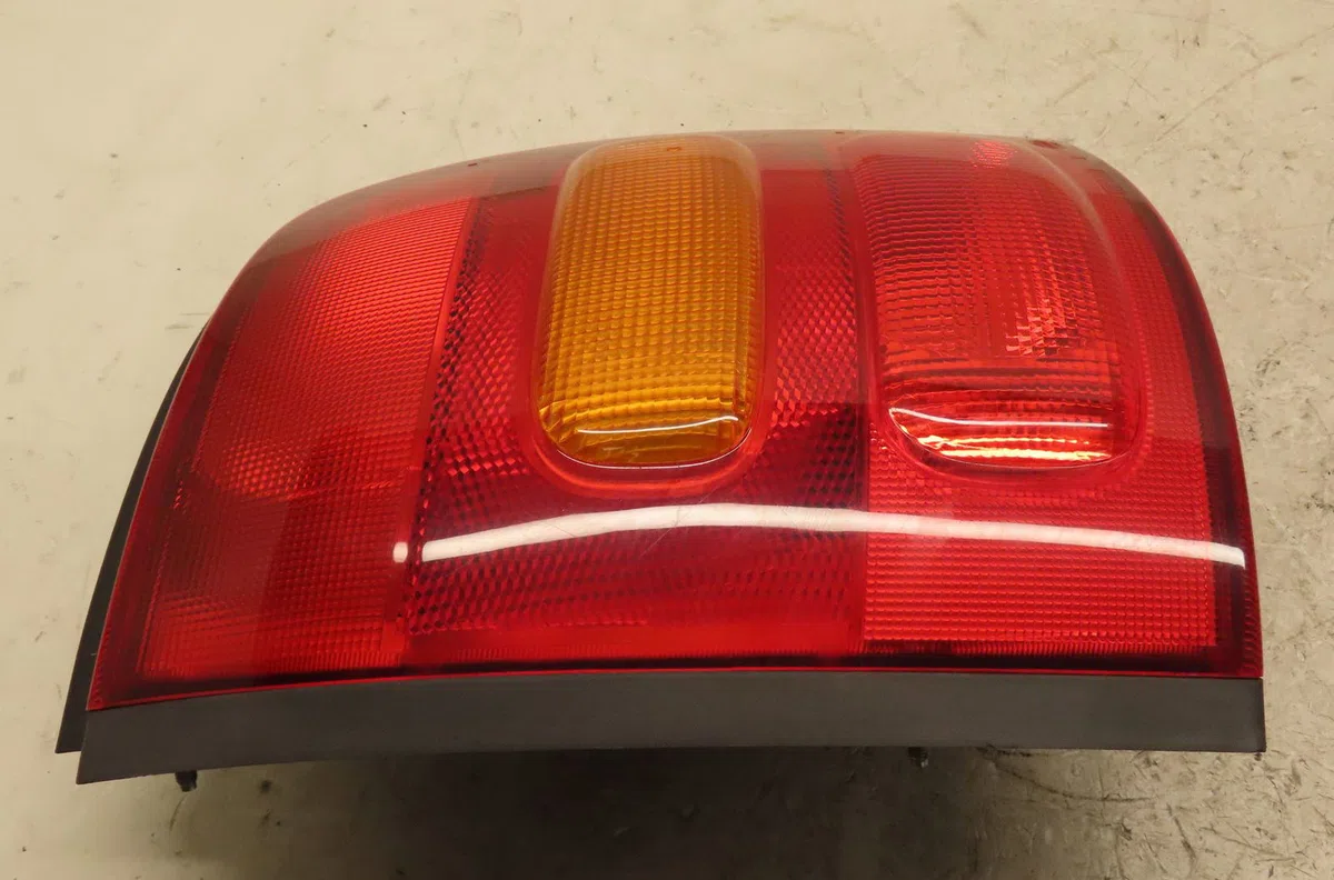 Feu arrière gauche Nissan MICRA II (K11) 1.3 i 16v (1992-2000) occasion