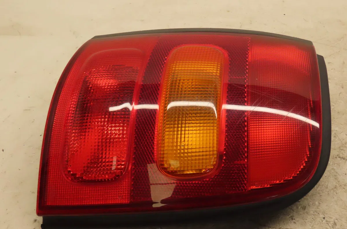 Feu arrière gauche Nissan MICRA II (K11) 1.3 i 16v (1992-2000) occasion