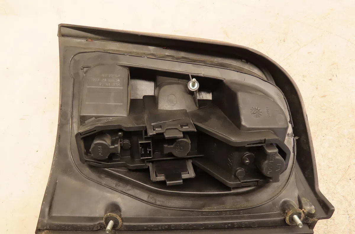 Feu arrière gauche Nissan MICRA II (K11) 1.3 i 16v (1992-2000) occasion