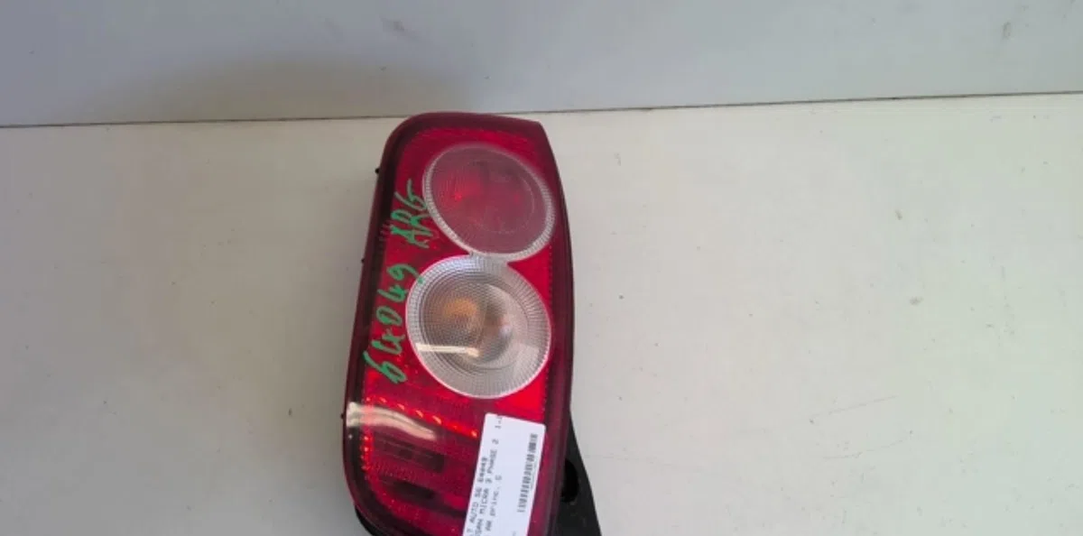 Feu arrière gauche Nissan MICRA III (K12) 1.2 16v (2003-2010) occasion