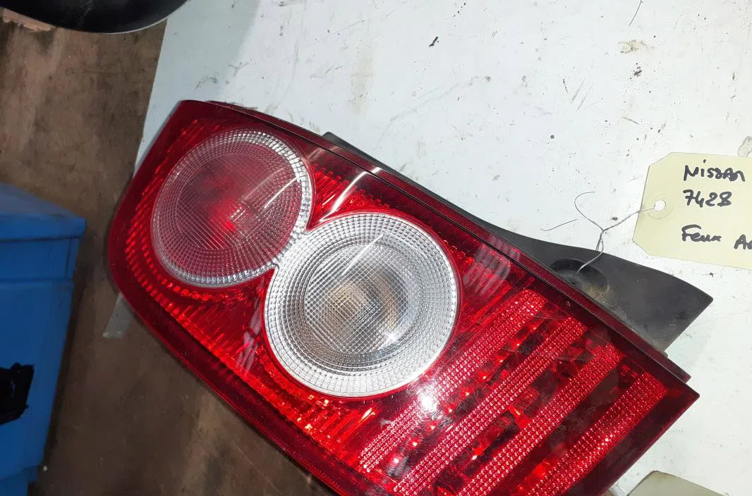 Feu arrière gauche Nissan MICRA III (K12) 1.2 16v (2003-2010) occasion