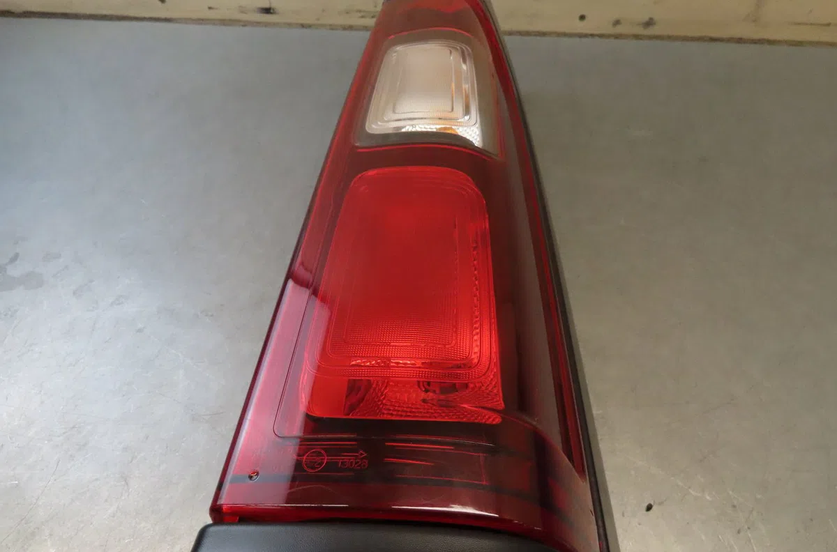 Feu arrière gauche Nissan NV300 Camionnette (X82) 1.6 dci 125 (2016) occasion