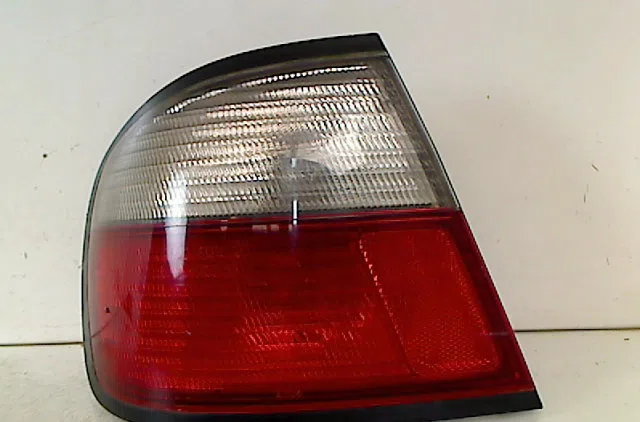 Feu arrière gauche NISSAN PRIMERA II 1997 occasion