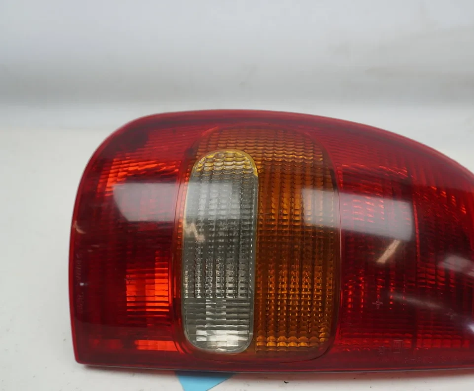 Feu arrière gauche Opel CORSA B (S93) 1.4 i (f08, f68, m68) (1993-2000) occasion