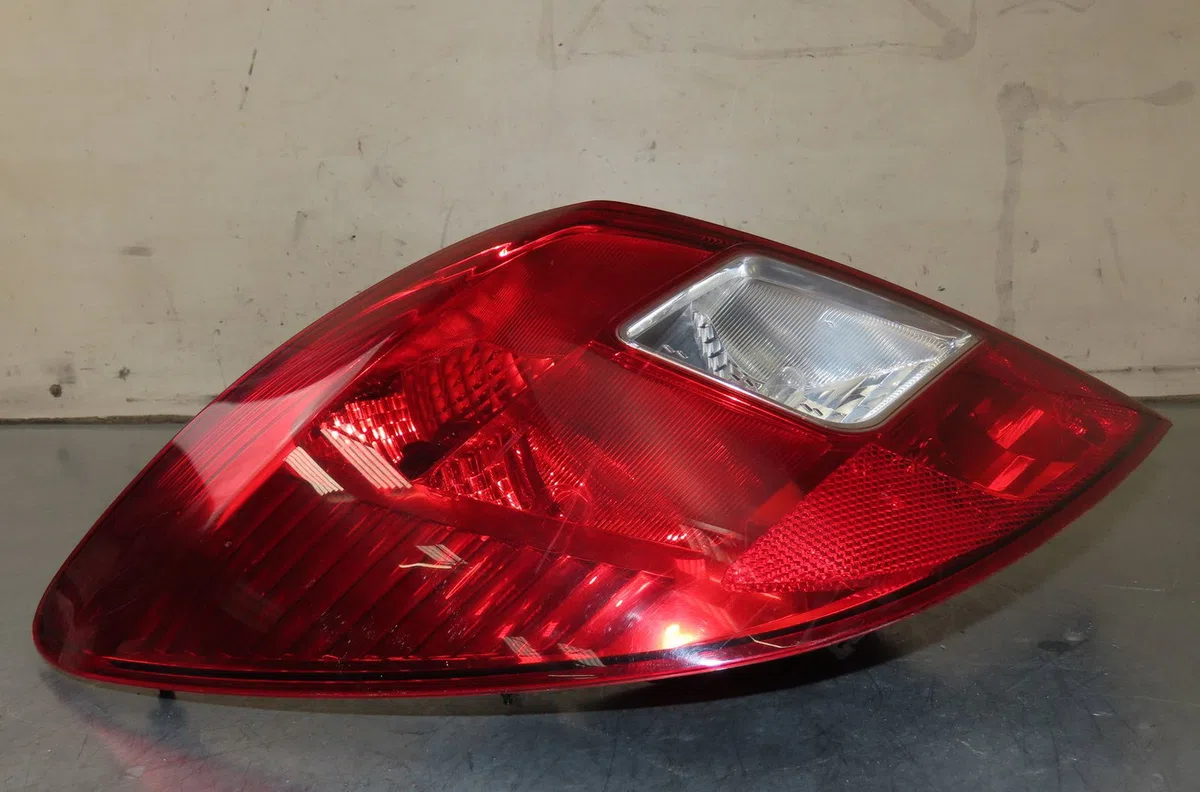 Feu arrière gauche Opel CORSA E (X15) 1.3 cdti (08, 68) (2014) occasion