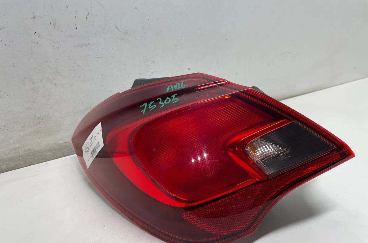 Feu arrière gauche Opel CORSA E (X15) 1.4 (08, 68) (2014) occasion