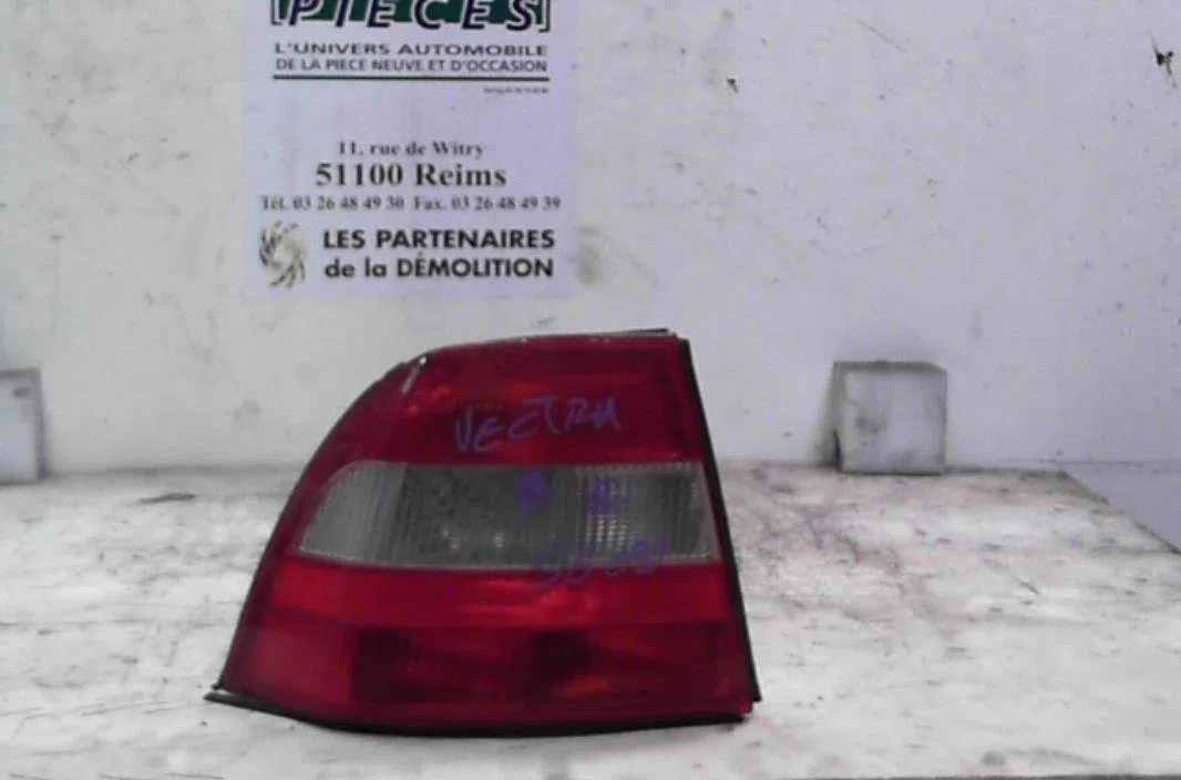 Feu arrière gauche Opel VECTRA B 3-5 portes (J96) 1.6 i 16v (f68) (1995-2002) occasion