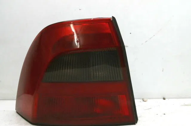 Feu arrière gauche Opel VECTRA B 3-5 portes (J96) 2.2 dti 16v (f68) (2000-2002) occasion
