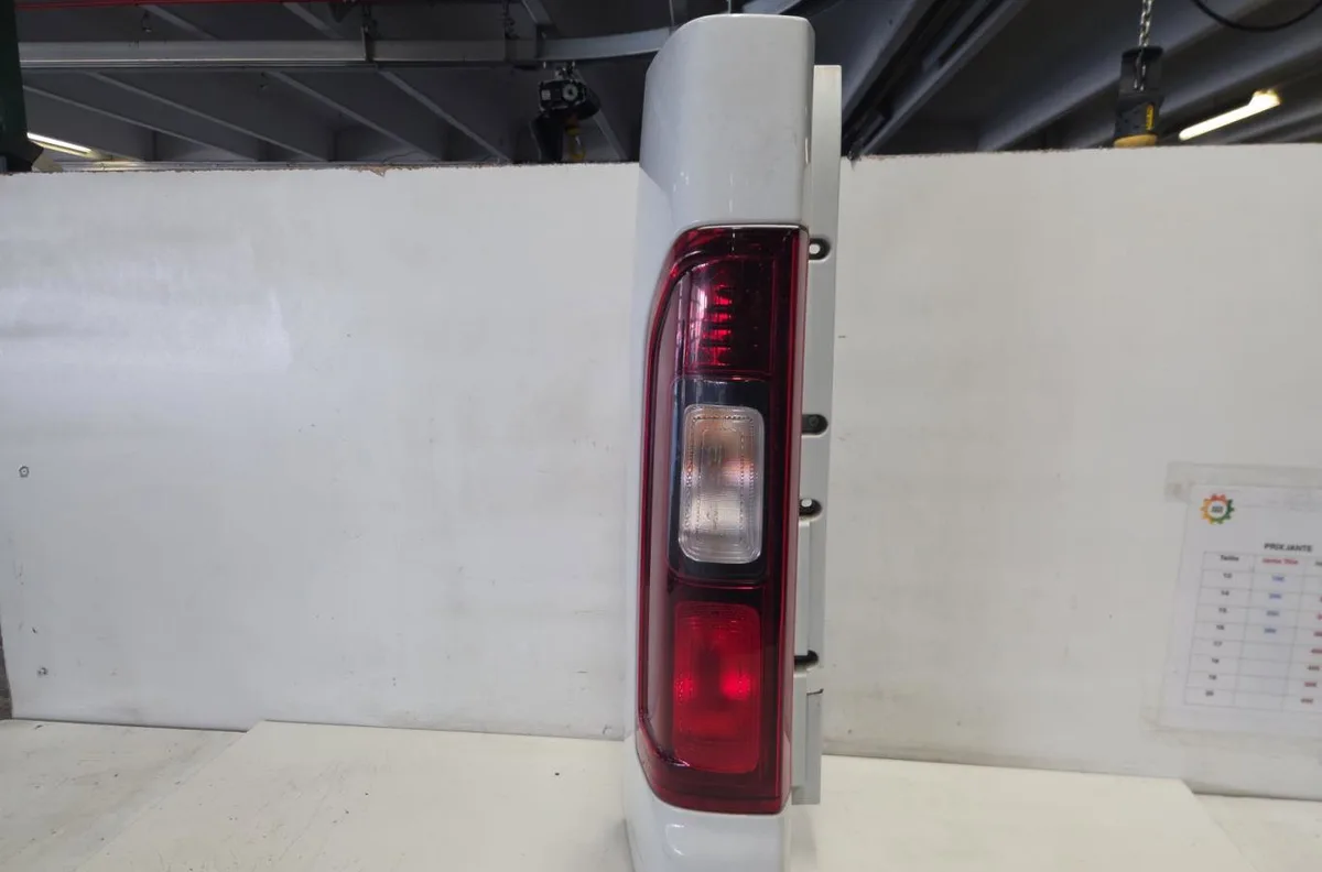 Feu arrière gauche OPEL VIVARO 2 occasion