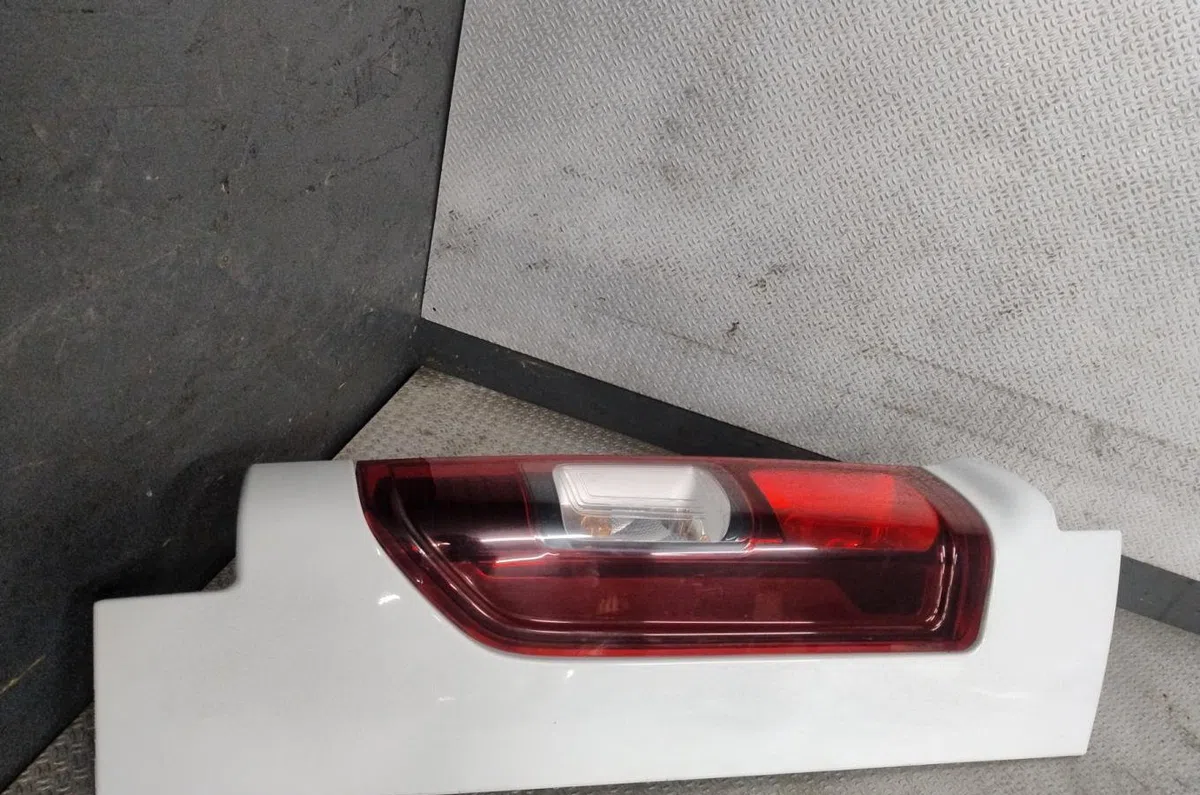 Feu arrière gauche Opel VIVARO B Camionnette (X82) 1.6 cdti (05) (2014-2016) occasion