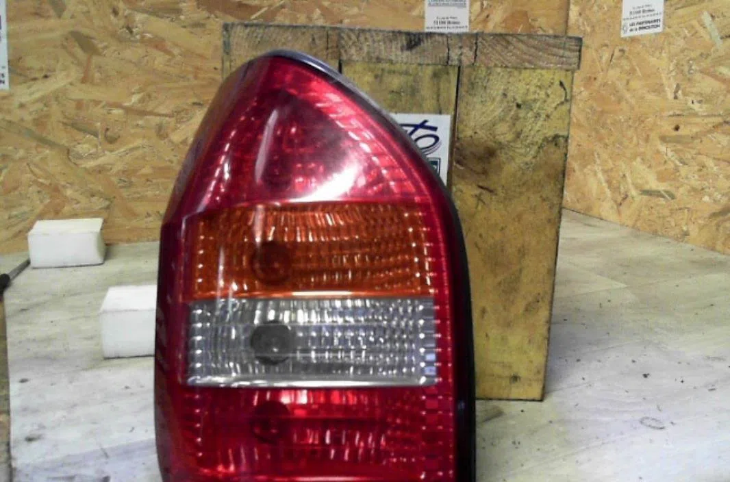 Feu arrière gauche Opel ZAFIRA A Monospace (T98) 1.6 16v (f75) (1999-2005) occasion