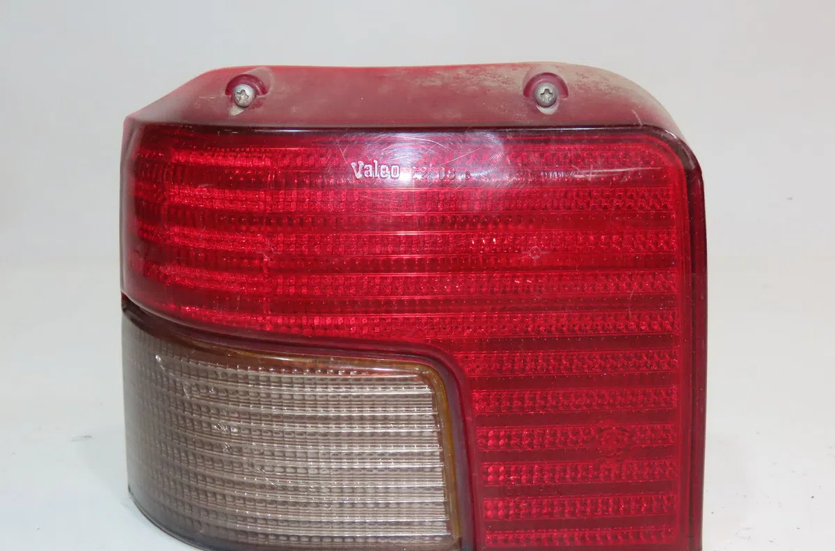 Feu arrière gauche Peugeot 205 Camionnette - 3-5 portes 1.8 d (1983-1990) occasion