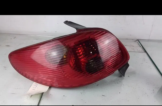 Feu arrière gauche Peugeot 206 3-5 portes (2A-C) 1.4 hdi eco 70 (2001-2009) 5 portes occasion