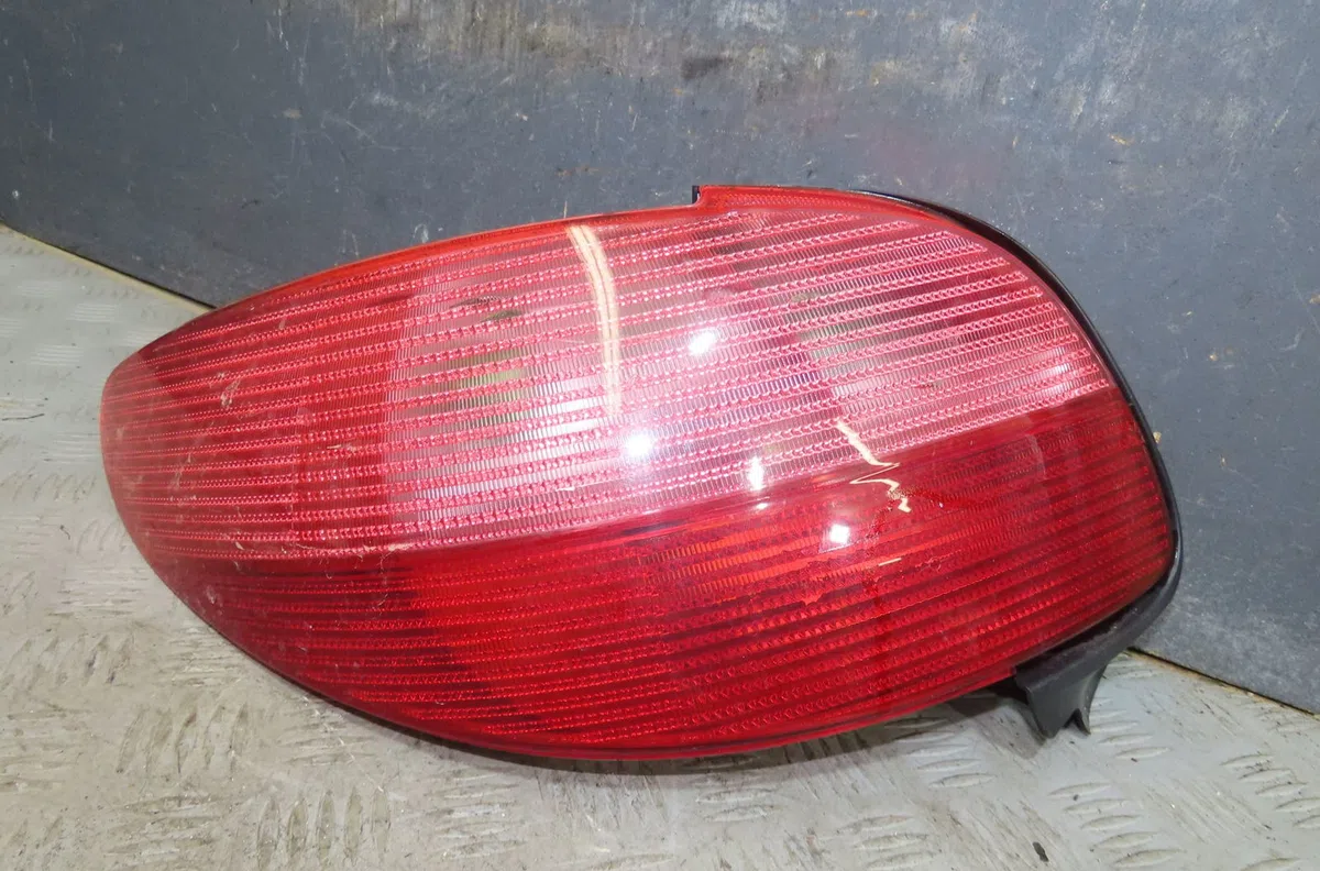 Feu arrière gauche Peugeot 206 CC (2D) 1.6 16v (2dnfuf, 2dnfur) (2000-2007) 2 portes occasion