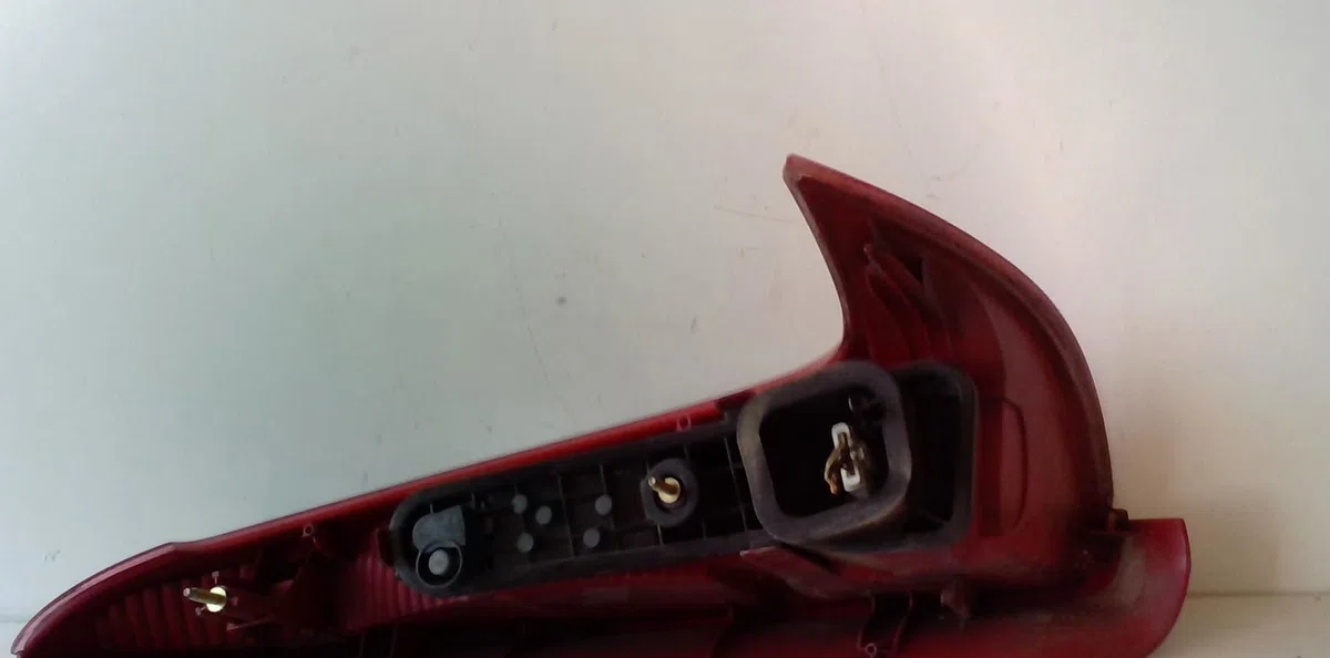 Feu arrière gauche Peugeot 206 SW (2E-K) 2.0 hdi (2002-2007) occasion