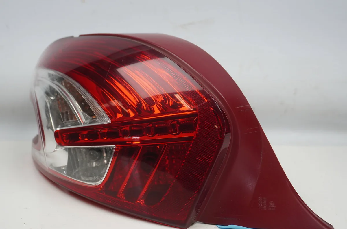 Feu arrière gauche Peugeot 208 I (CA_, CC_) 1.6 hdi (2012) 5 portes occasion