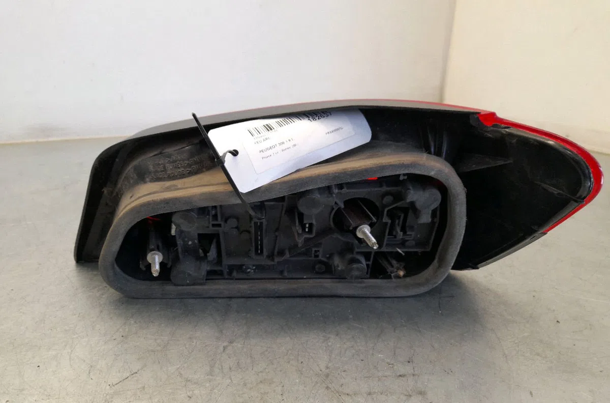 Feu arrière gauche PEUGEOT 306  1.9 D occasion