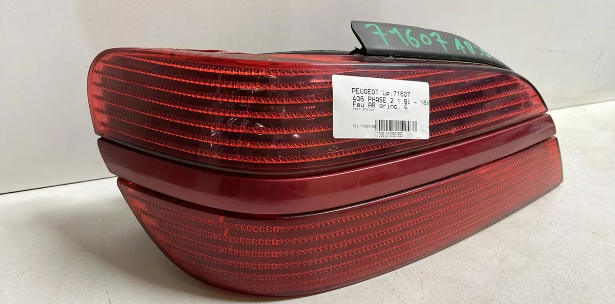 Feu arrière gauche Peugeot 406 (8B) 1.8 16v (1995-2000) occasion