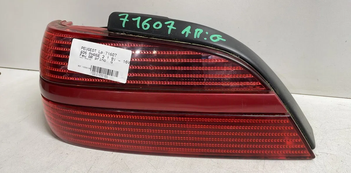 Feu arrière gauche Peugeot 406 (8B) 1.8 16v (1995-2000) occasion