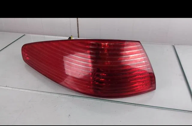 Feu arrière gauche Peugeot 607 (9D, 9U) 2.2 16v (2000-2005) occasion