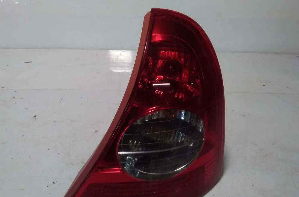 Feu arrière gauche RENAULT CLIO II 2003 occasion
