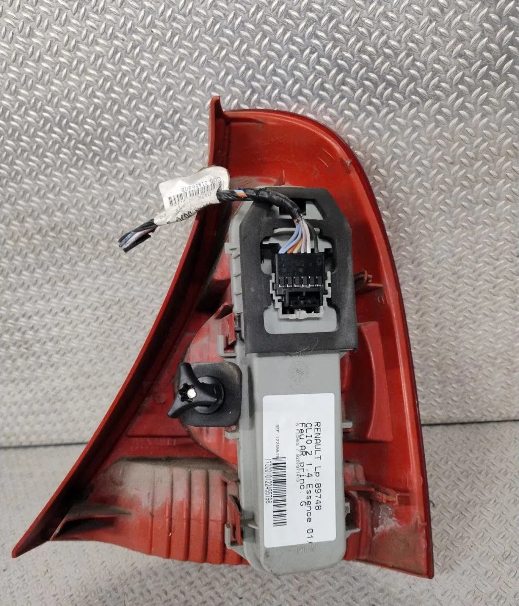 Feu arrière gauche Renault CLIO II (BB_, CB_) 1.4 16v (b-cb0p, bb13) (2000-2008) 5 portes occasion
