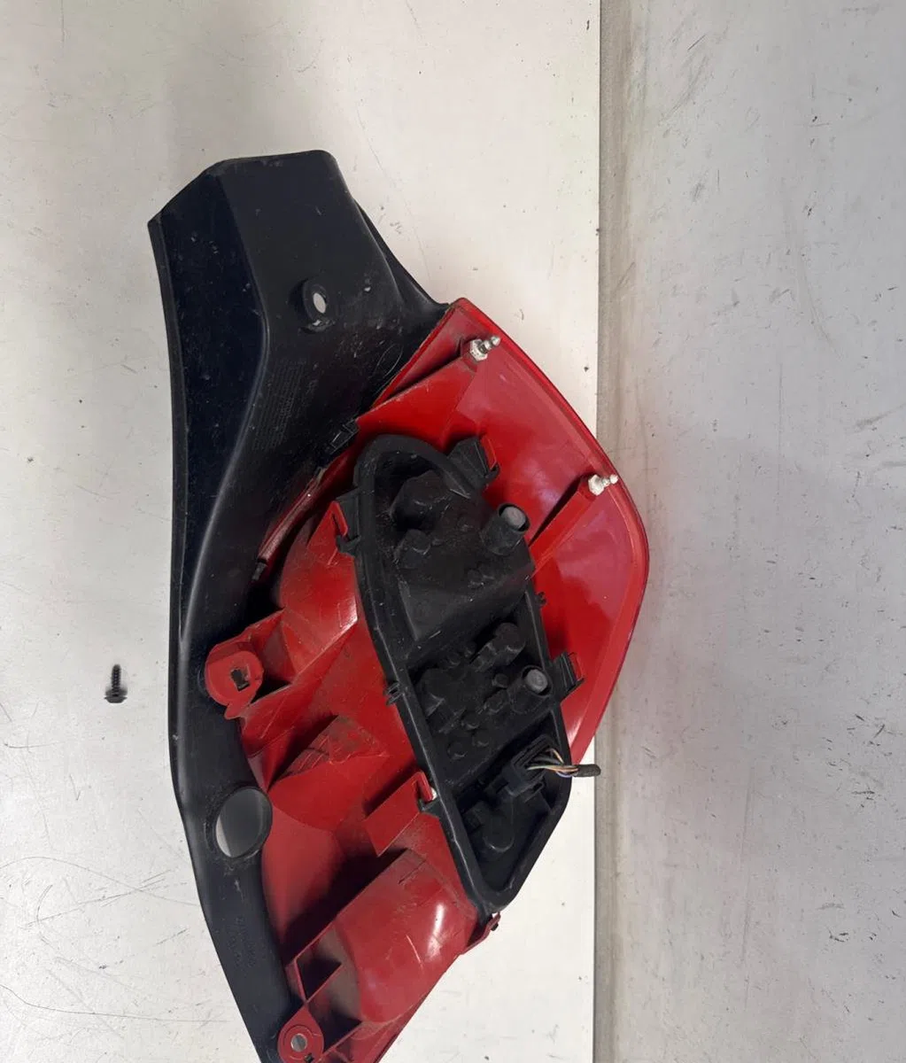 Feu arrière gauche Renault CLIO III (BR0-1, CR0-1) 1.2 16v (br02, br0j, br11, cr02, cr0j, cr11) (2005-2014) 5 portes occ