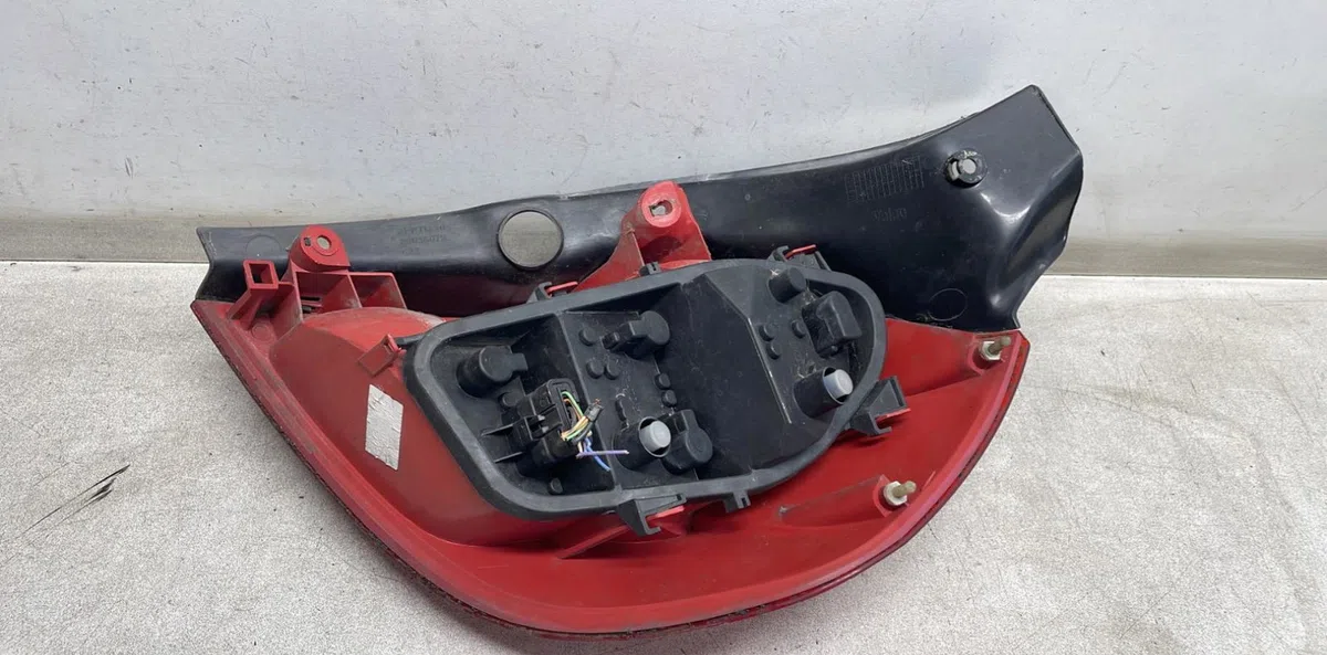 Feu arrière gauche Renault CLIO III (BR0-1, CR0-1) 1.2 16v (br0p, cr0p) (2007-2014) occasion