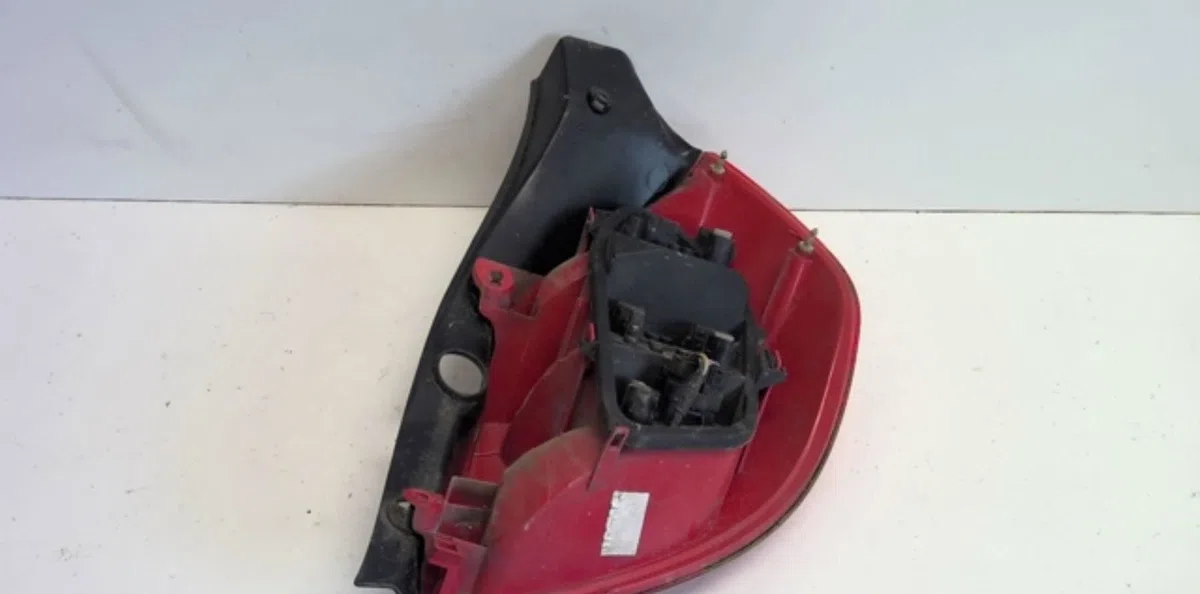 Feu arrière gauche Renault CLIO III (BR0-1, CR0-1) 1.5 dci (br0h, cr0h, cr1s, br1s) (2005-2014) 3 portes occasion