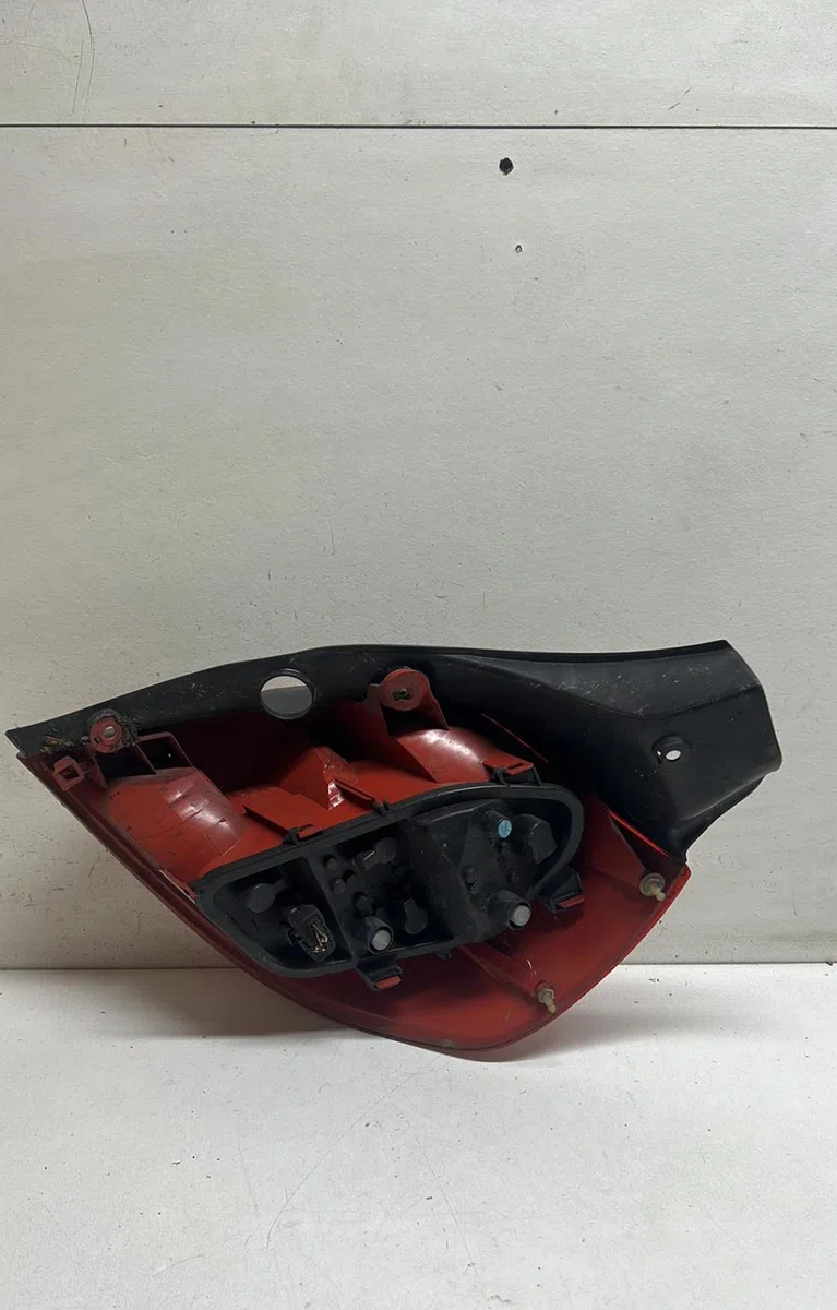 Feu arrière gauche Renault CLIO III (BR0-1, CR0-1) 1.5 dci (br0h, cr0h, cr1s, br1s) (2005-2014) 3 portes occasion
