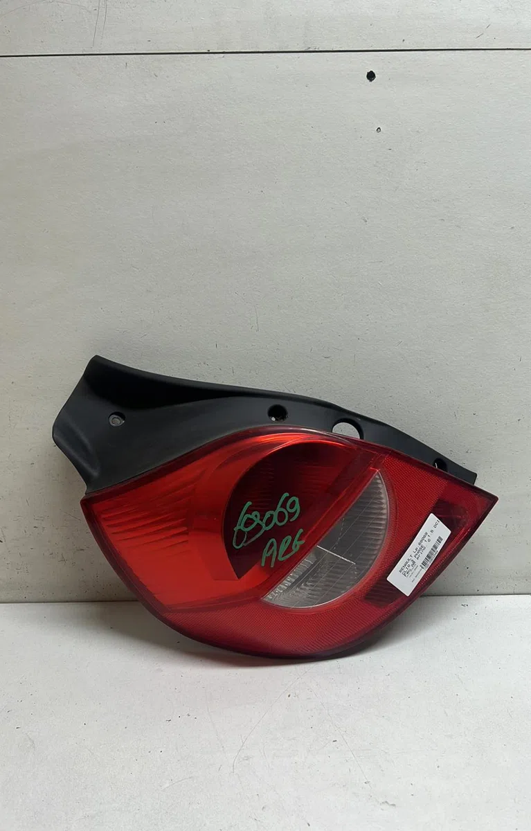 Feu arrière gauche Renault CLIO III (BR0-1, CR0-1) 1.5 dci (br0h, cr0h, cr1s, br1s) (2005-2014) 3 portes occasion