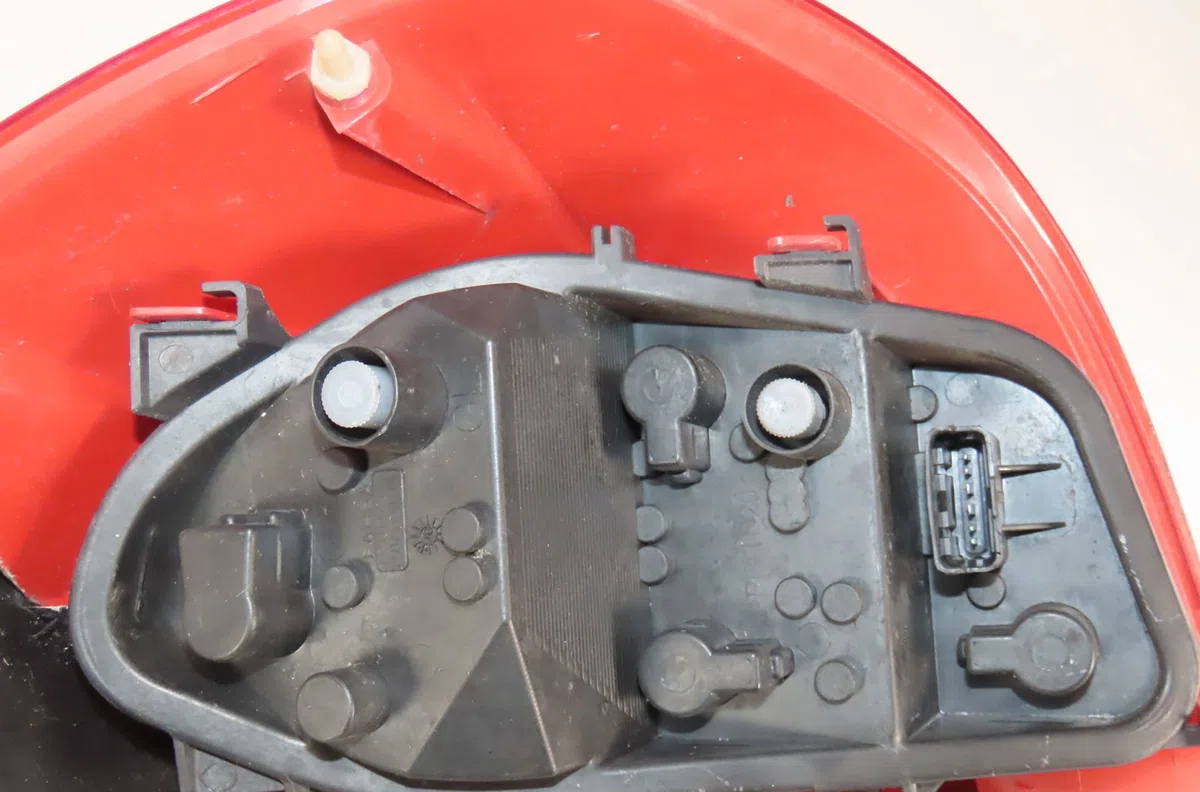 Feu arrière gauche Renault CLIO III (BR0-1, CR0-1) 1.5 dci (br0h, cr0h, cr1s, br1s) (2005-2014) 3 portes occasion