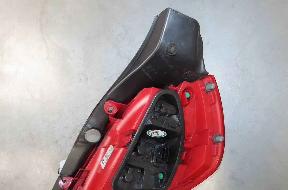 Feu arrière gauche Renault CLIO III (BR0-1, CR0-1) 1.5 dci (br0h, cr0h, cr1s, br1s) (2005-2014) 3 portes occasion