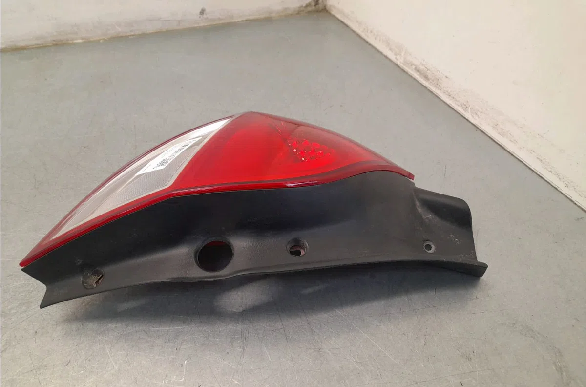 Feu arrière gauche Renault CLIO III (BR0-1, CR0-1) 1.6 16v (br05, br0b, br0y, br15, br1j, br1m, br1y, cr0b,... (2005-201