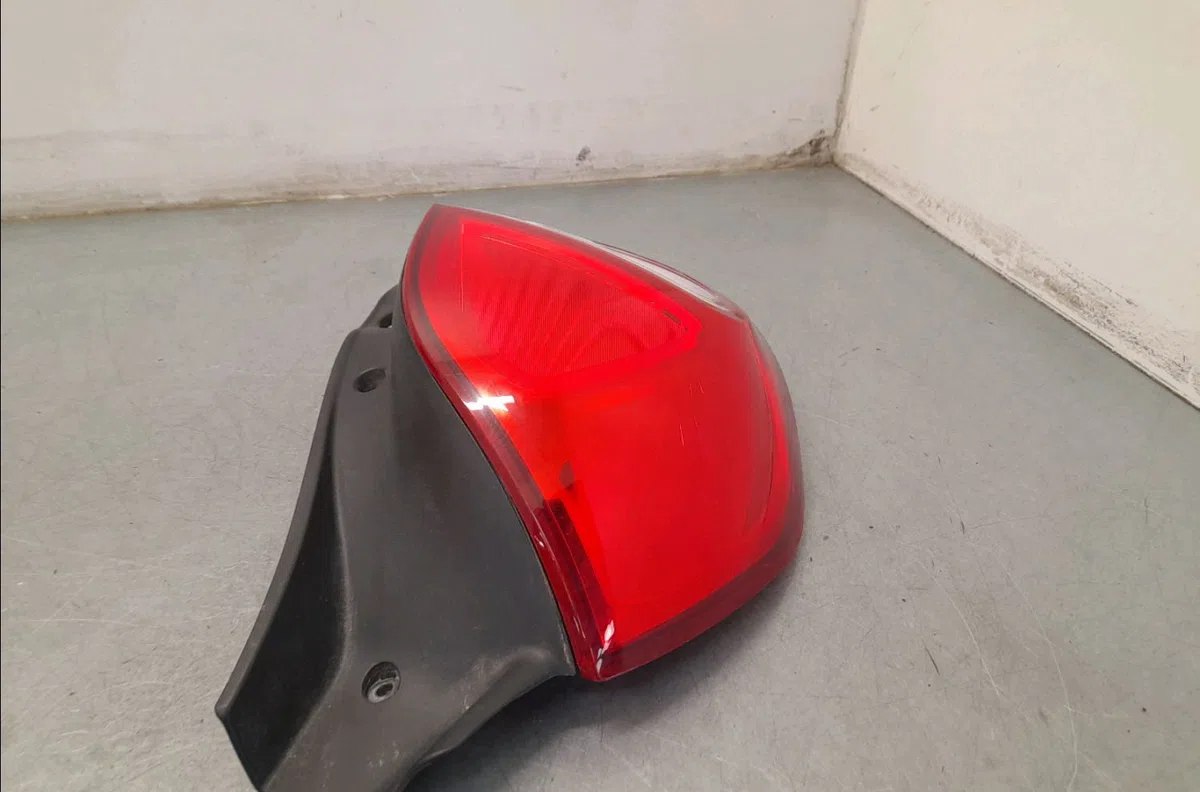 Feu arrière gauche Renault CLIO III (BR0-1, CR0-1) 1.6 16v (br05, br0b, br0y, br15, br1j, br1m, br1y, cr0b,... (2005-201