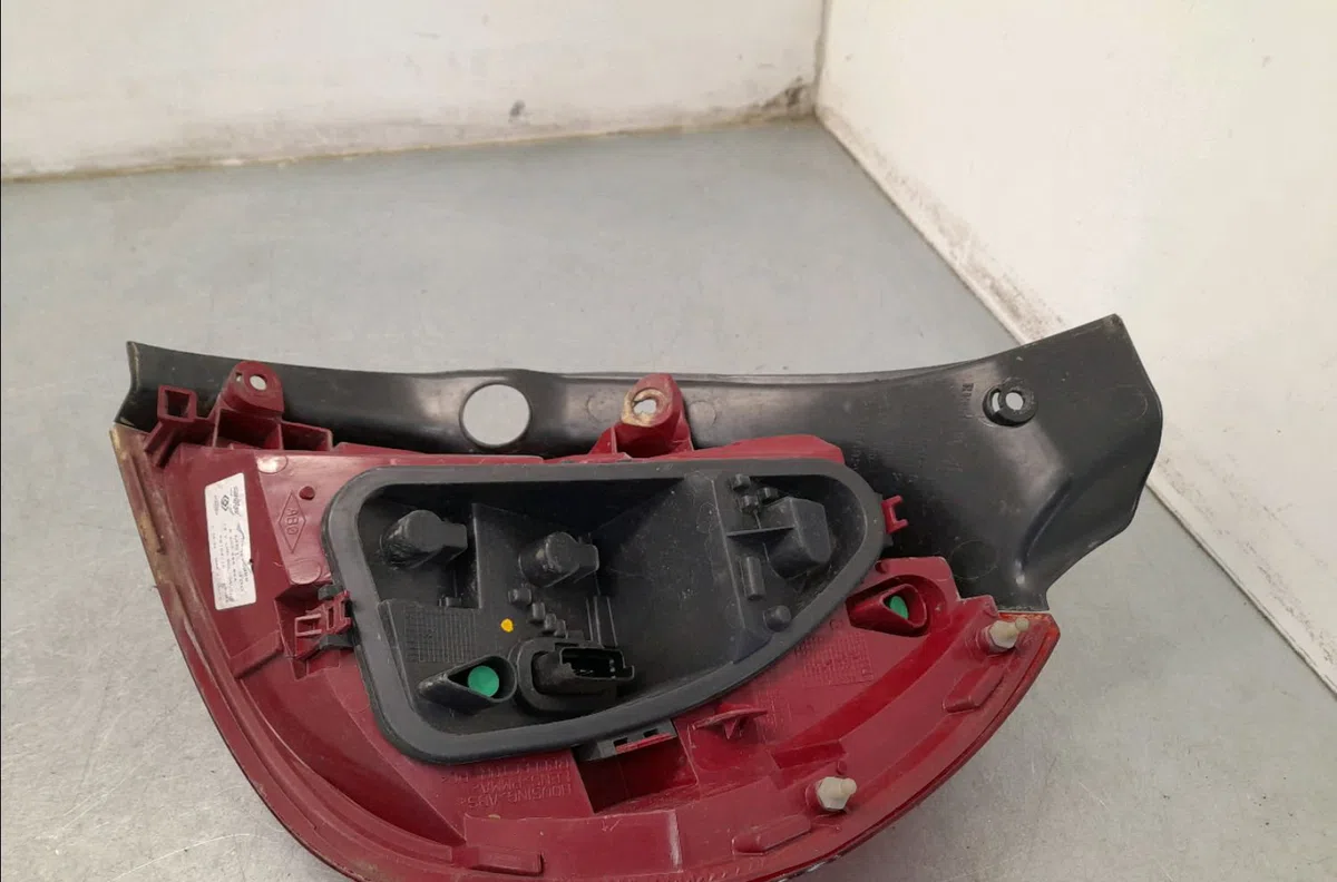 Feu arrière gauche Renault CLIO III (BR0-1, CR0-1) 1.6 16v (br05, br0b, br0y, br15, br1j, br1m, br1y, cr0b,... (2005-201