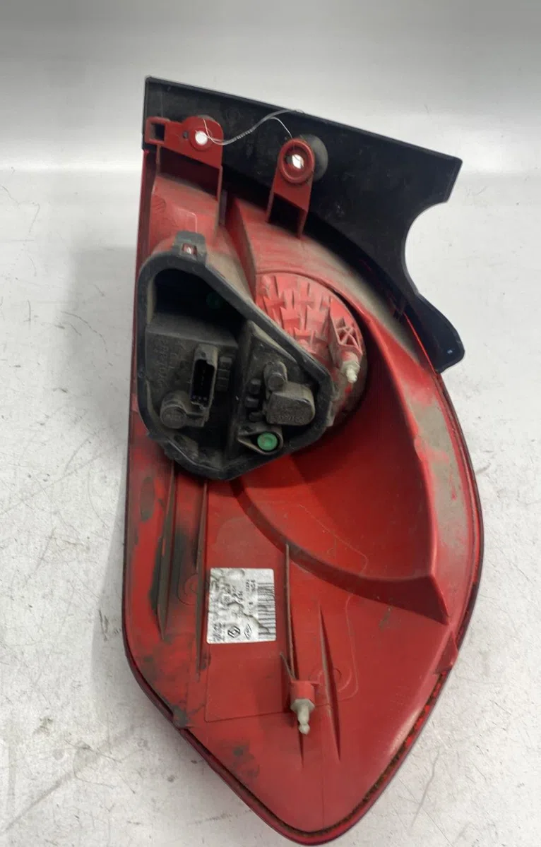 Feu arrière gauche Renault CLIO III Grandtour (KR0-1_) 1.5 dci (2010-2012) 5 portes occasion