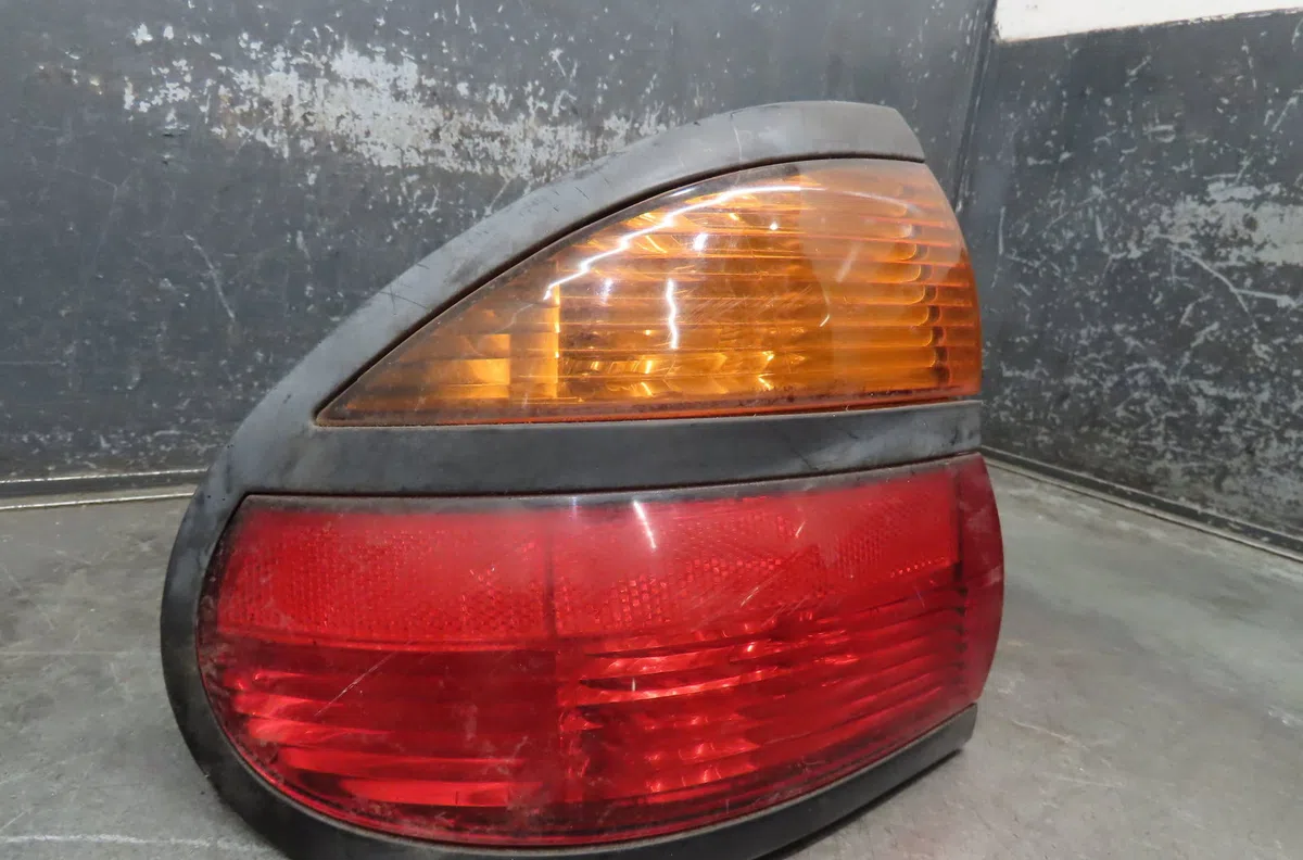 Feu arrière gauche RENAULT LAGUNA 2000 occasion