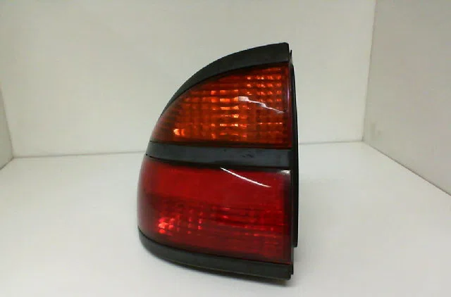 Feu arrière gauche RENAULT LAGUNA I Phase 1 01-1994--04-1998 2.2 D occasion