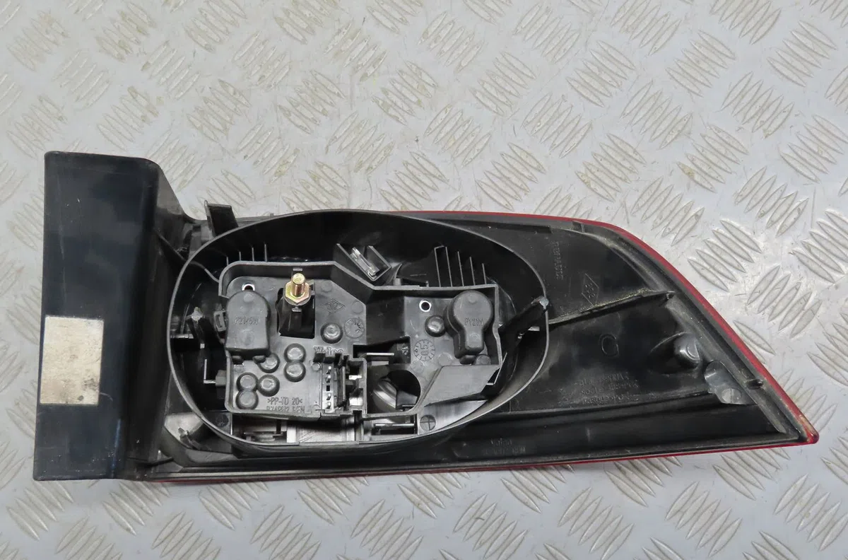 Feu arrière gauche Renault LAGUNA II (BG0-1_) 1.9 dci (bg1a, bg1w, bg0g) (2005-2007) occasion