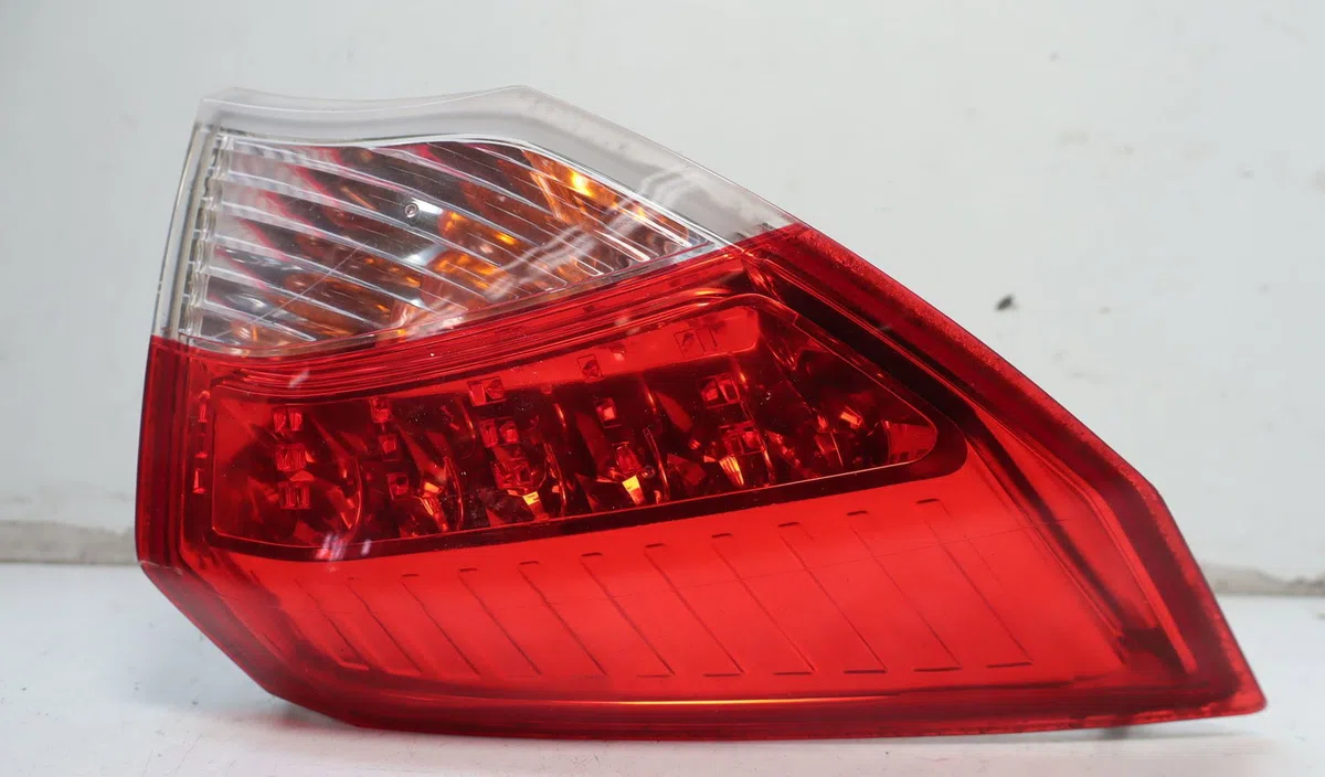 Feu arrière gauche Renault LAGUNA III (BT0-1) 2.0 dci (bt07, bt0j, bt14, bt1a, bt1s) (2007-2015) 5 portes occasion