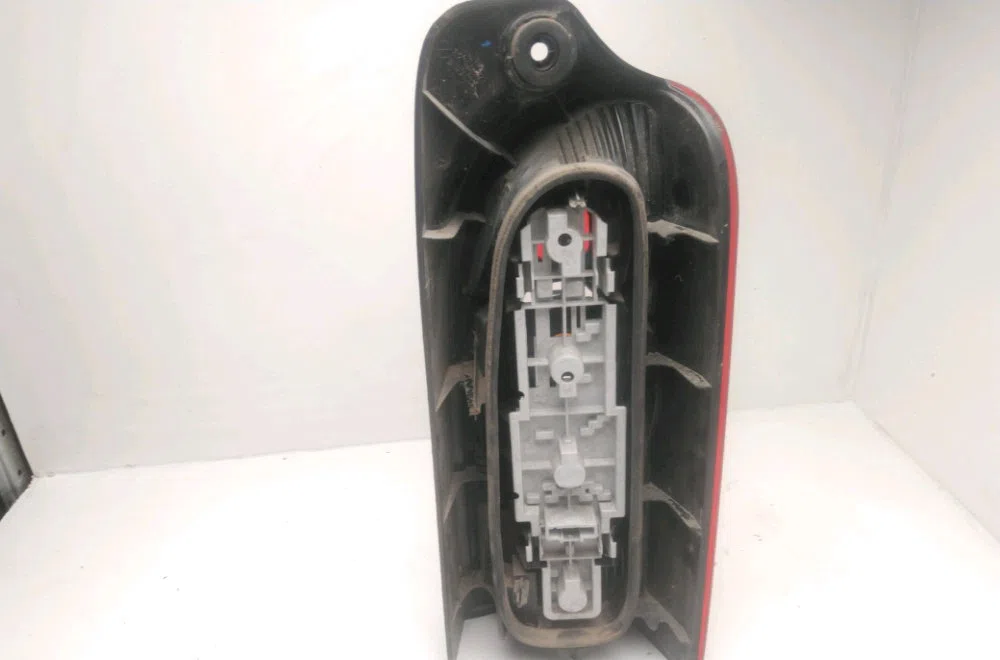 Feu arrière gauche Renault MASTER II Camionnette (FD) 2.5 dci (2006-2010) occasion