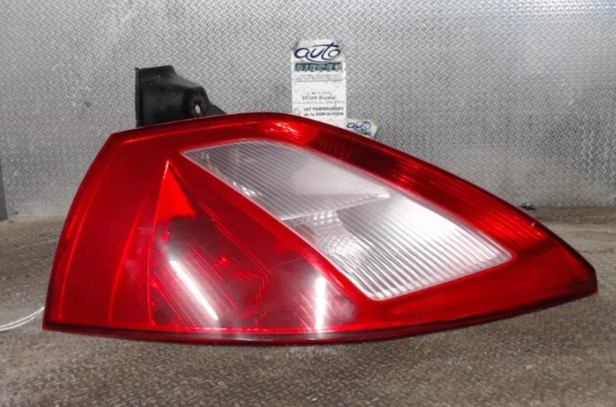Feu arrière gauche Renault MEGANE II (BM0-1_, CM0-1_) 1.4 16v (2003-2008) occasion