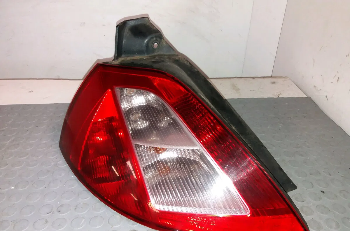 Feu arrière gauche Renault MEGANE II (BM0-1_, CM0-1_) 2.0 16v (bm0u, cm0u) (2002-2008) occasion