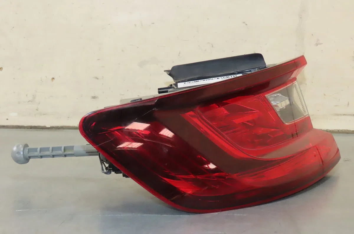Feu arrière gauche Renault MEGANE IV 3-5 portes (B9A-M-N_) 1.2 tce 130 (b9mr) (2015) 5 portes occasion