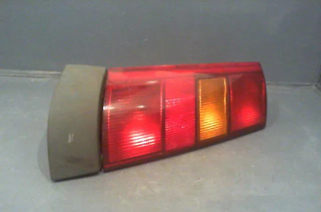 Feu arrière gauche Renault SUPER 5 (B-C40_) 1.4 (b-c402) (1984-1988) occasion