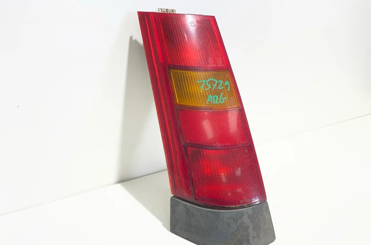 Feu arrière gauche Renault SUPER 5 (B-C40_) 1.4 cat (b-c-407) (1985-1996) occasion