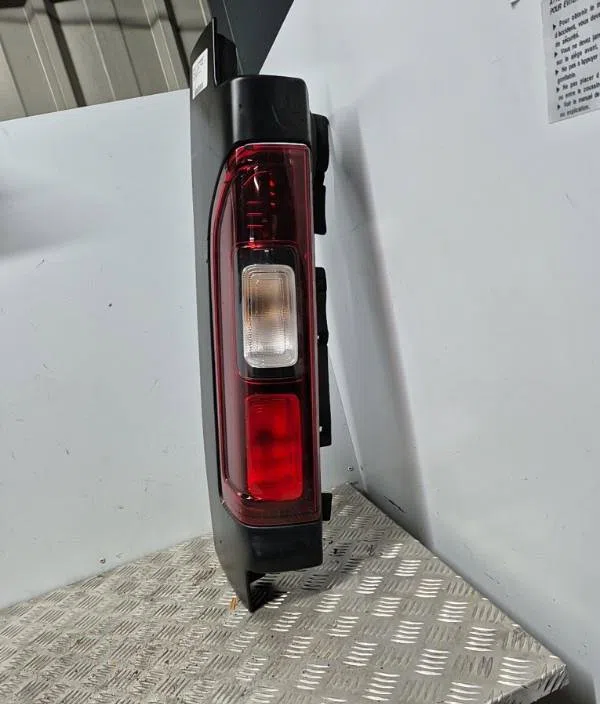 Feu arrière gauche RENAULT TRAFIC 3 COURT PHASE 1 occasion