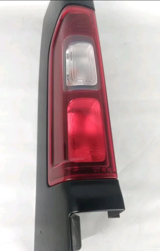 Feu arrière gauche Renault TRAFIC III Camionnette (FG_) 1.6 dci 95 (fgmj, fgmr) (2015) occasion