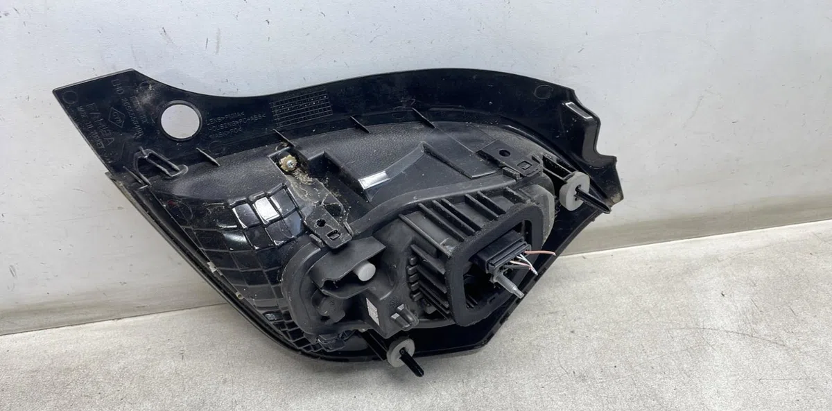 Feu arrière gauche Renault TWINGO III (BCM_, BCA_) 1.0 sce 70 (2014) 5 portes occasion
